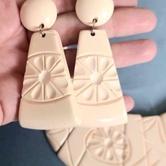 Vintage midcentury retro oversized plastic jewelry set. - Picture 4 of 6